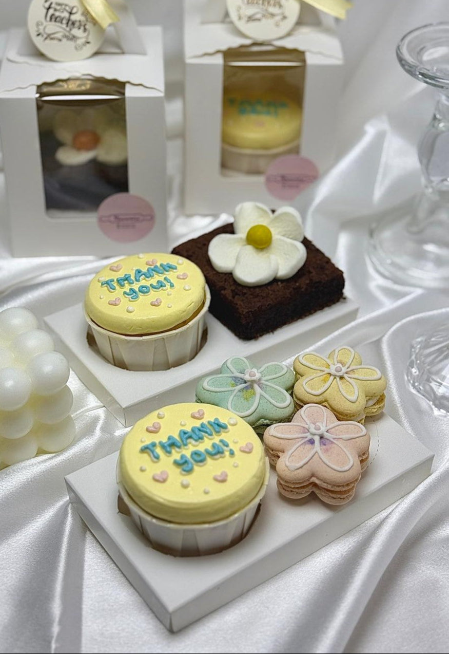 Cupcake + 3 Flower Macarons