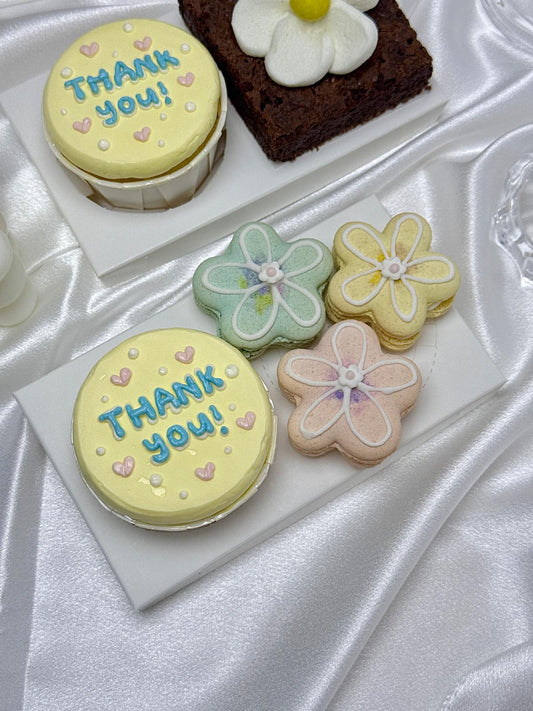Cupcake + 3 Flower Macarons